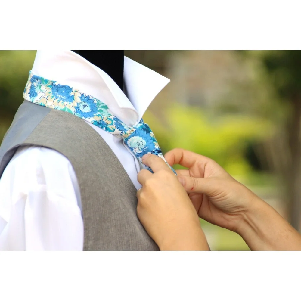 The Unbranded Brand floral necktie